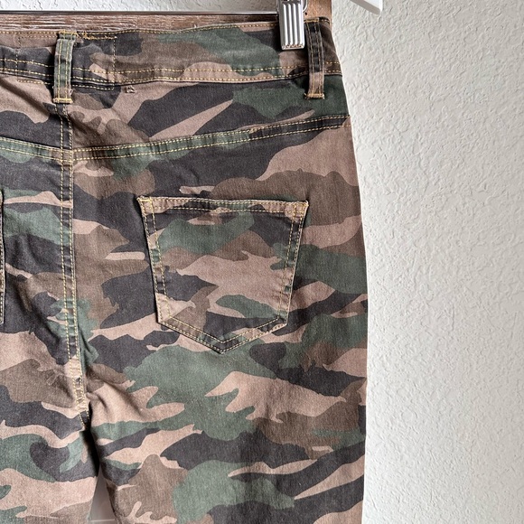 Soho Babe Distressed Camo Skinny Pants sz: 7 - Picture 7 of 7